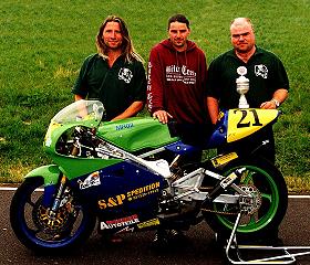 von links: Mechaniker Ziegel, Fahrer Rico, Sponsor S&P (Watte)